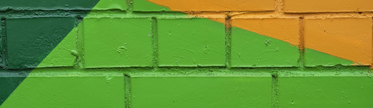 Ausschnitt eines bunten Graffitis auf einer Backsteinmauer