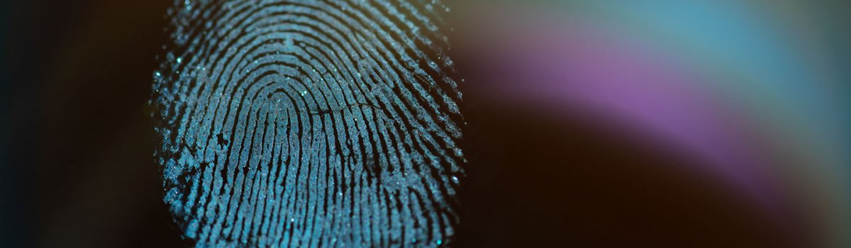 Ein Fingerabdruck auf Glas