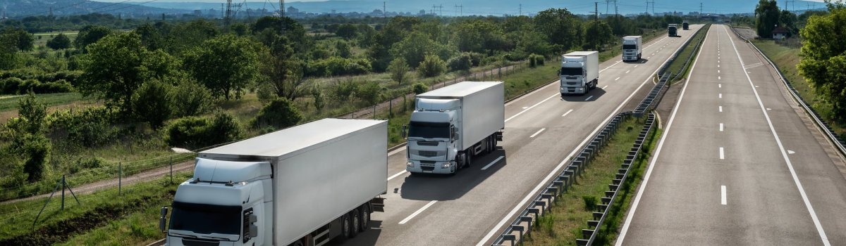 Lkws auf einer Autobahn, recht leere Strecke. 