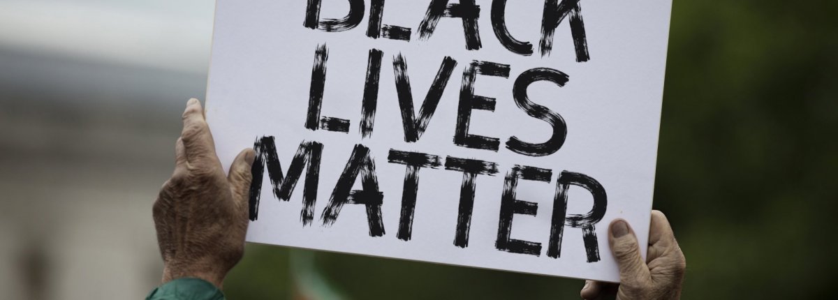 Ein BlackLivesMatter Plakat, das bei einer Demo hochgehalten wird.